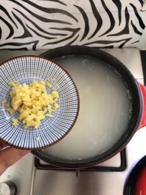 加入姜末去腥味，继续煮10分钟。