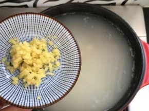 加入姜末去腥味，继续煮10分钟。