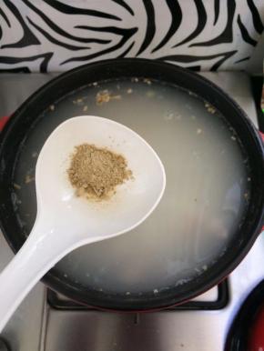 放入胡椒粉调味。