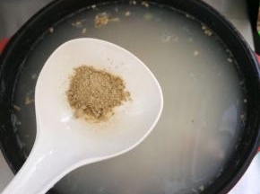 放入胡椒粉调味。