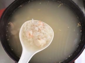 这时大米还没煮好，还有硬心，需要在继续煮。
