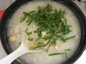 这时大米已经煮至开花，煮好了加入切好的菠菜丝。