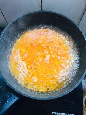 加入适量的水烧开。（为了节省时间也可以直接倒入开水哦！）