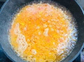 加入适量的水烧开。（为了节省时间也可以直接倒入开水哦！）