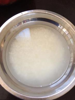 将大米放入水中浸泡20分钟。