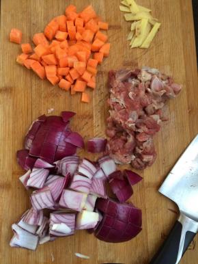 将胡萝卜切丁，洋葱切丁，牛肉切丁，姜切片。