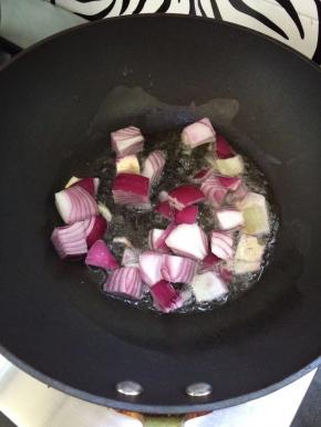 锅中放入油，烧热后，放入一半的洋葱丁炒香。