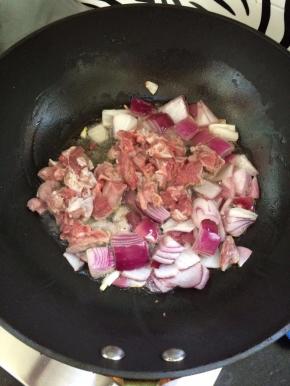 放入牛肉炒2分钟。