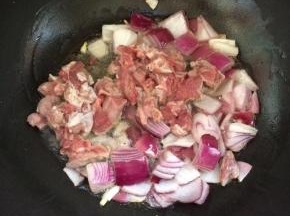 放入牛肉炒2分钟。