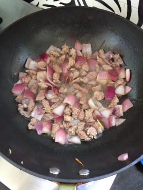 炒至牛肉变色。