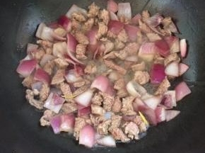 炒至牛肉变色。