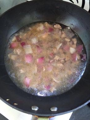 加入适量的水，水量末过食材即可。