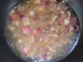 加入适量的水，水量末过食材即可。