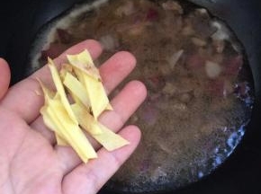放入姜片。