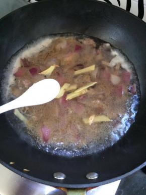 放入适量的盐来调味。