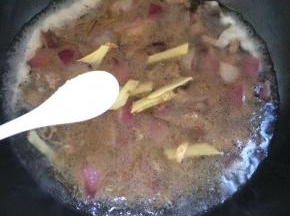 放入适量的盐来调味。