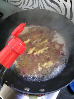 放入2小勺酱油。