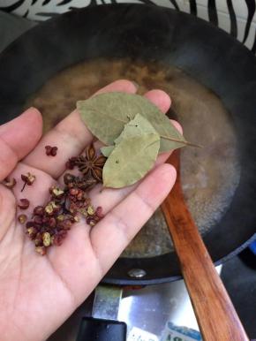 放入香叶，八角，花椒，盖上盖子开大火烧开，转中小火大约煮13分钟。