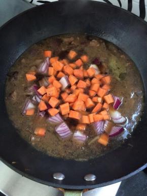 然后再放入剩下的洋葱丁和胡萝卜丁。