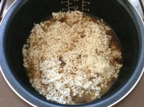 放入浸泡好的大米