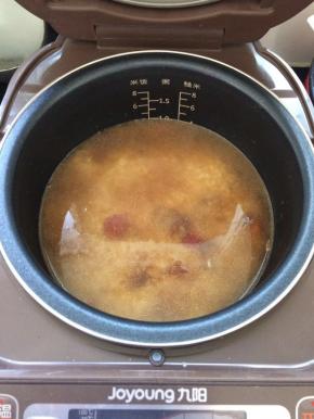 加入浸泡大米的水。