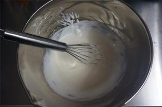 将无糖的希腊酸奶，牛奶隔热水加热搅拌至光滑无颗粒状态，从热水中取出。