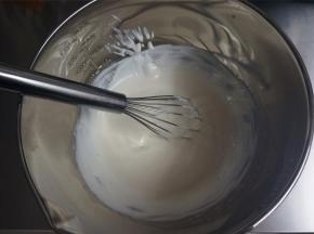 将无糖的希腊酸奶，牛奶隔热水加热搅拌至光滑无颗粒状态，从热水中取出。