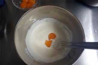 分次加入蛋黄，每次都待搅拌均匀后再加入下一个。
