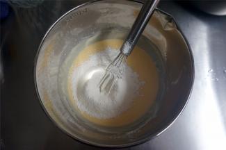 筛入低筋粉和玉米淀粉，用手动打蛋器搅拌至无干粉状态。