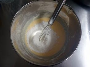 筛入低筋粉和玉米淀粉，用手动打蛋器搅拌至无干粉状态。