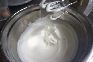 蛋白分3次加入细砂糖，打发至湿性发泡状态。轻提起电动打蛋器，蛋白中留下小小的弯钩状即可。