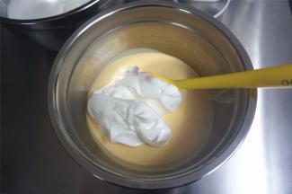 将三分之一的蛋白糊加入到蛋黄糊中，翻拌均匀。