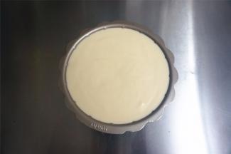 将蛋糕糊倒入6寸固底圆模或者圆形的提拉米苏蛋糕模具中，椭圆形的芝士蛋糕模具也行。震荡出大气泡。