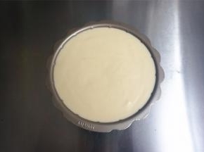 将蛋糕糊倒入6寸固底圆模或者圆形的提拉米苏蛋糕模具中，椭圆形的芝士蛋糕模具也行。震荡出大气泡。