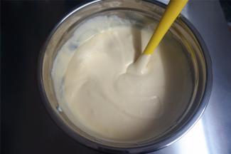 然后将混合物倒回到剩余的蛋白糊中，翻拌均匀，蛋糕糊就准备完毕了。