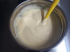 然后将混合物倒回到剩余的蛋白糊中，翻拌均匀，蛋糕糊就准备完毕了。