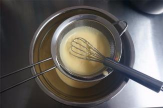 将面糊过筛，用保鲜膜盖好，放置一旁备用。