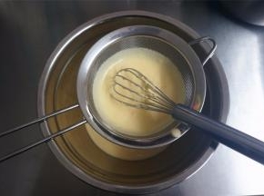 将面糊过筛，用保鲜膜盖好，放置一旁备用。