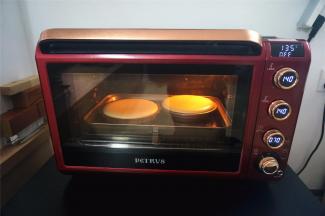 （开始制作面糊时，先将水浴盘装上6成水，放入烤箱底层，上下火140度开始预热）烤箱上下火140度预热好后，将模具放入水浴盘，低温水浴烘烤70分钟左右。