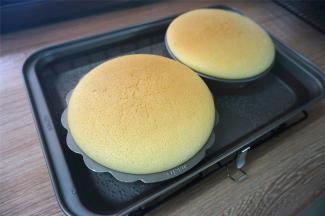 蛋糕表面金黄，高度有所回落，香气四溢时即可出炉。