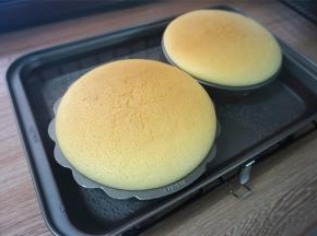 蛋糕表面金黄，高度有所回落，香气四溢时即可出炉。