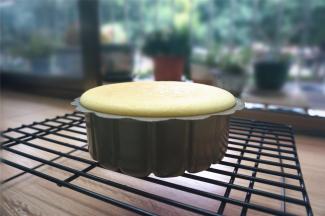 出炉后无需倒扣，转移到冷却架上冷却至室温，倒扣脱模即可。