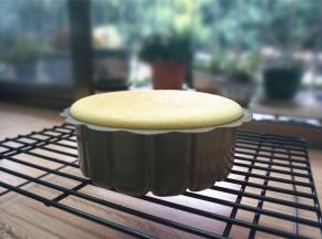 出炉后无需倒扣，转移到冷却架上冷却至室温，倒扣脱模即可。