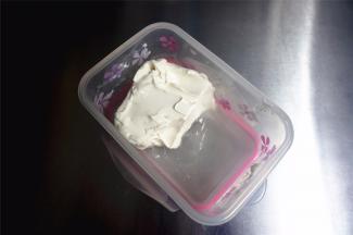 最后给大家看看本次用到的主要食材，无糖希腊酸奶。它的做法很简单，把纯牛奶发酵成酸奶后，无需加糖，放冰箱钝化4~6个小时，然后倒入乳清过滤器中过滤24小时。分离出来的固体物质就是它，可以当芝士使用哦！