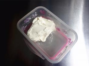 最后给大家看看本次用到的主要食材，无糖希腊酸奶。它的做法很简单，把纯牛奶发酵成酸奶后，无需加糖，放冰箱钝化4~6个小时，然后倒入乳清过滤器中过滤24小时。分离出来的固体物质就是它，可以当芝士使用哦！