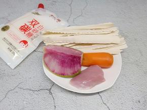 准备喜欢的配菜和一把干拉面。