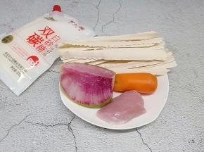 准备喜欢的配菜和一把干拉面。