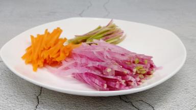 胡萝卜与心里美萝卜分别切丝备用。