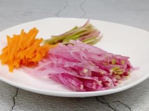 胡萝卜与心里美萝卜分别切丝备用。