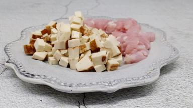 豆干与猪肉都切小丁。